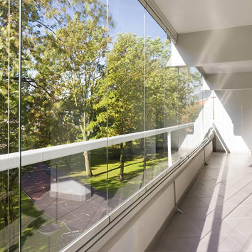 Sistema VEPA VetratePremium — balcone Bari vista interna con pannelli pieghevoli senza telaio